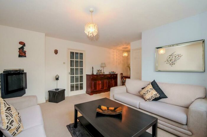 2 Bedroom Flat To Rent In Sherfield Close, New Malden, KT3