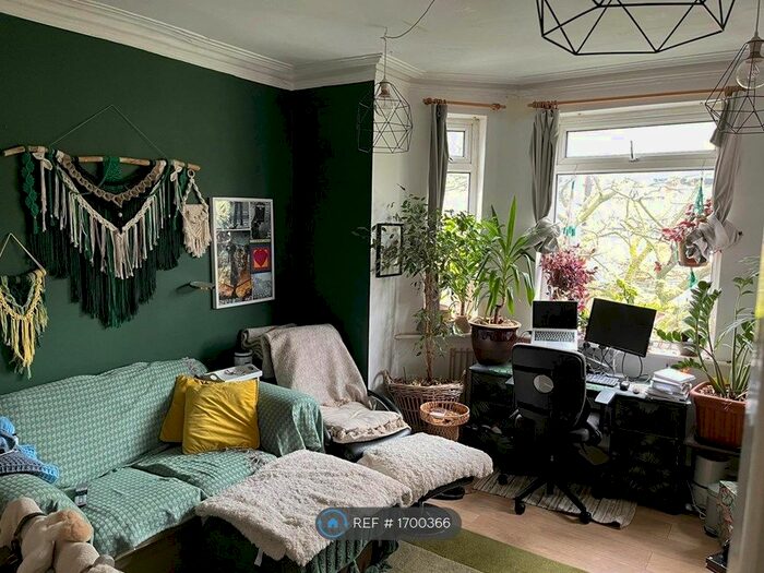 2 Bedroom Flat To Rent In Chorlton, Manchester, M21