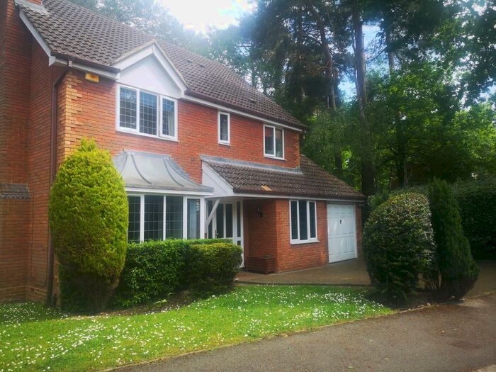 4 Bedroom Detached House To Rent In Crowthorne, Berskhire, RG45