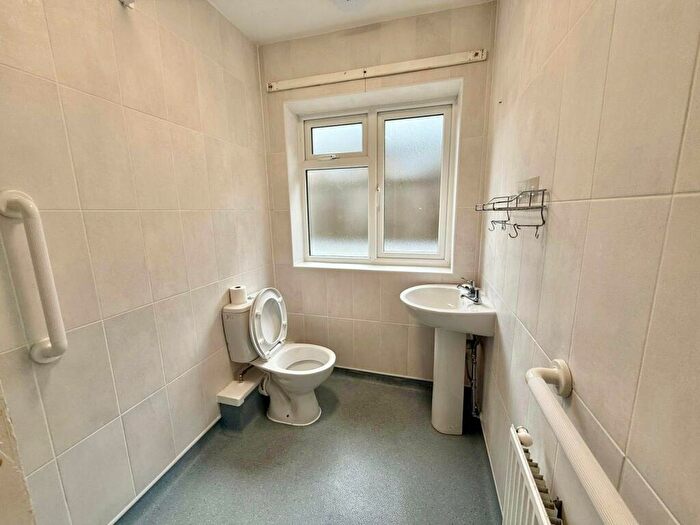 2 Bedroom Bungalow To Rent In Ghyll Wood Drive, Bingley, West Yorkshire, Uk, BD16