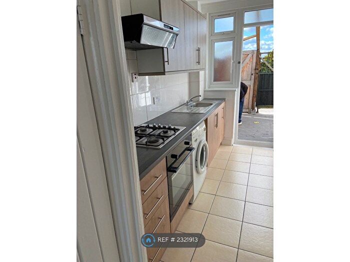 3 Bedroom Maisonette To Rent In Manor Parade, Hayes, UB3