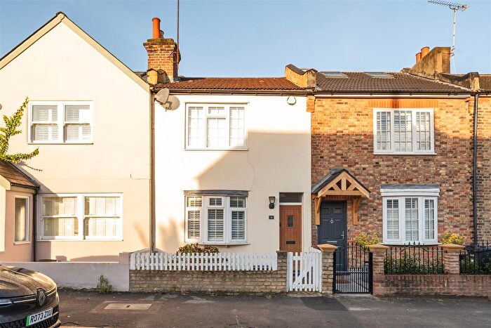 2 Bedroom Property For Sale In Cowley Road, Wanstead, E11