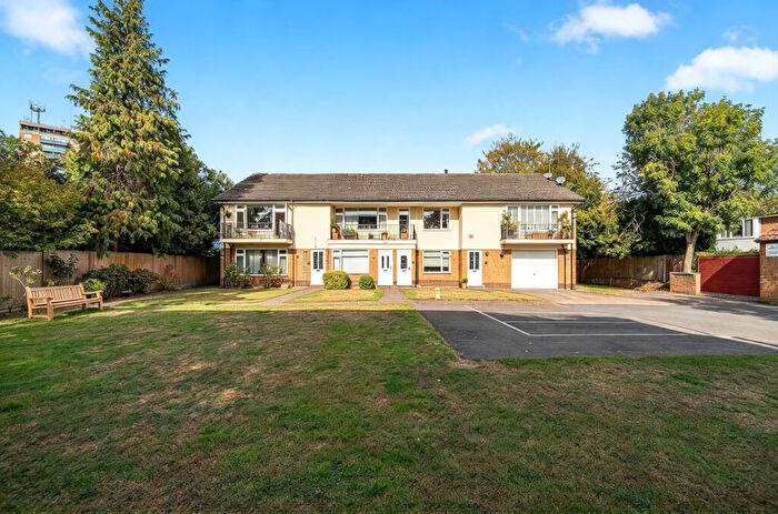 2 Bedroom Maisonette For Sale In Frenchaye, Addlestone, Surrey, KT15