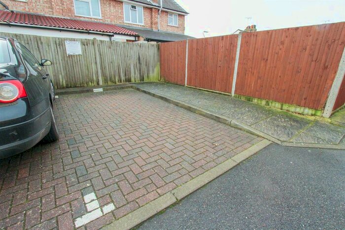 1 Bedroom Flat To Rent In Merryfields, Uxbridge, UB8