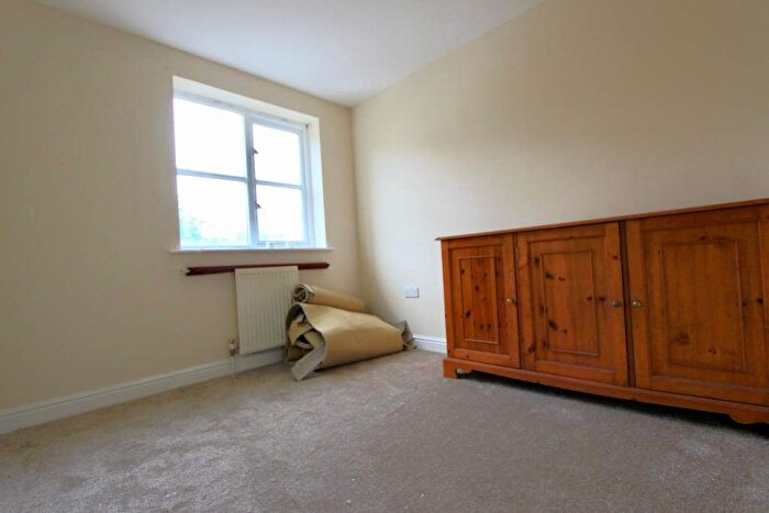 2 Bedroom Flat To Rent In Pickard Close, London, N14