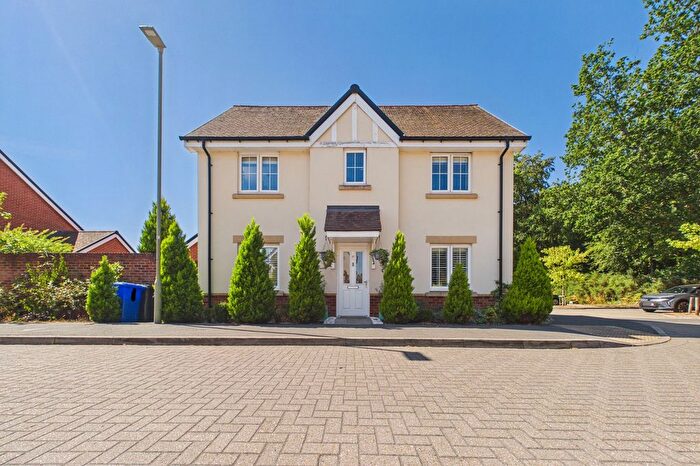 3 Bedroom Detached House For Sale In Yeomans Lane, Blackwater, GU17