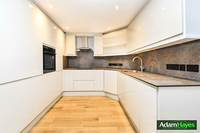 2 Bedroom Apartment To Rent In Woodside Park Road, North Finchley, N12