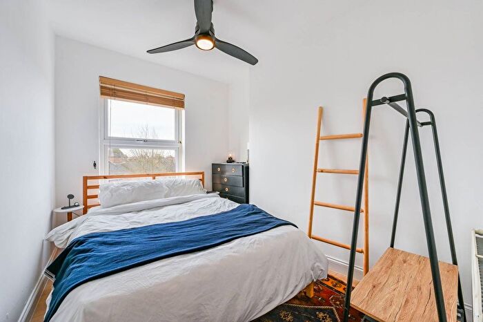 1 Bedroom Flat For Sale In Beethoven Street, Queen's Park, London, W10