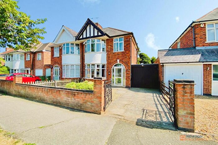 3 Bedroom Semi-Detached House For Sale In Shakespeare Drive, Leicester, LE3