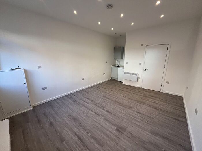 Studio To Rent In Accommodation Road, London, NW11