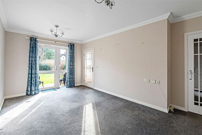 1 Bedroom Flat For Sale In Kingston Avenue, Leatherhead, Surrey, KT22
