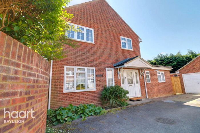 4 Bedroom Detached House For Sale In Gloucester Avenue, Rayleigh, SS6