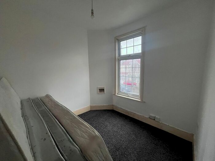 2 Bedroom Flat To Rent In Lynford Gardens, Ilford, Essex, IG3