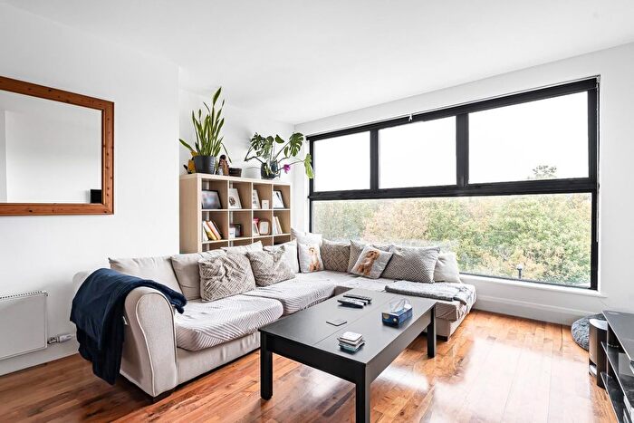 2 Bedroom Flat For Sale In Endwell Road, London, SE4