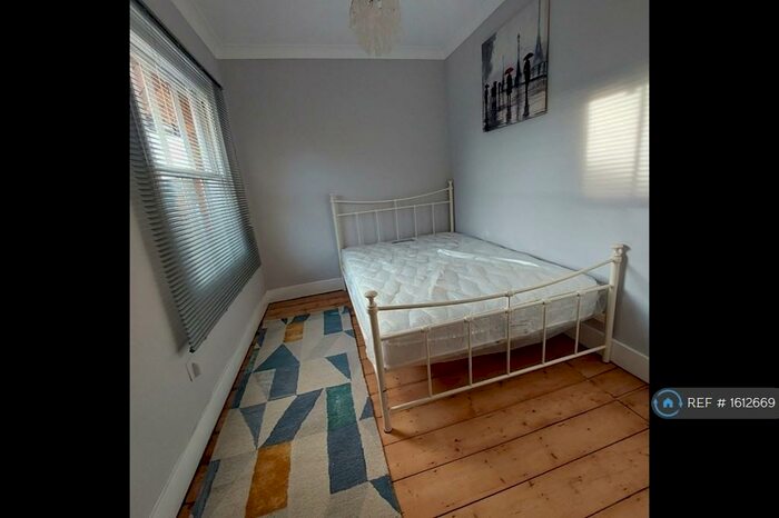 2 Bedroom Flat To Rent In Adelaide Square, Bedford, MK40