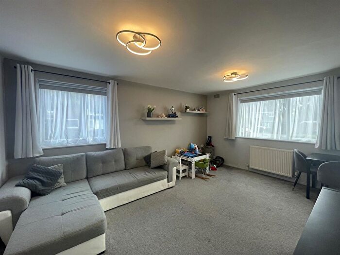 2 Bedroom Flat To Rent In Aylsham Drive, Ickenham, UB10