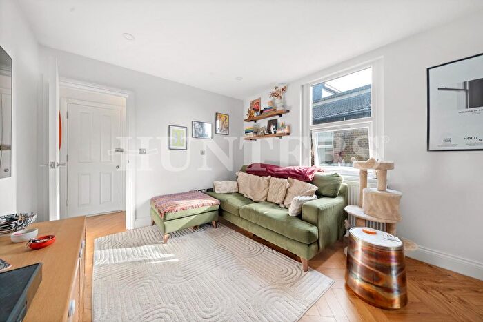 2 Bedroom Flat For Sale In Carlingford Road, London, N15