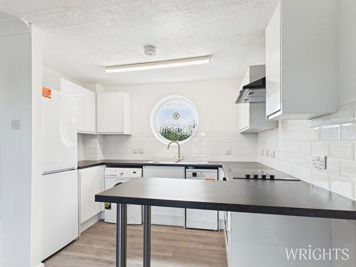 2 Bedroom Flat To Rent In Walsingham Close, Hatfield, AL10