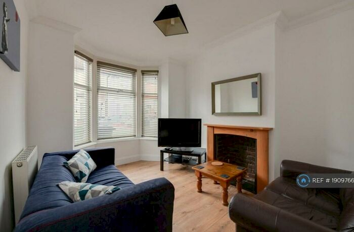 4 Bedroom Terraced House To Rent In Hunter Road, Southsea, PO4