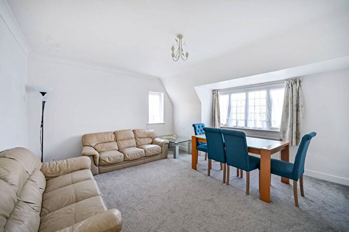 2 Bedroom Flat To Rent In Queens Drive, Ealing, London, W3