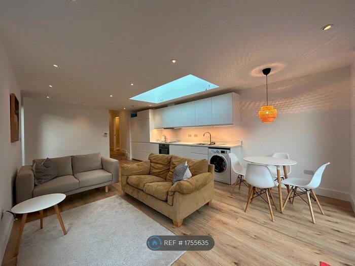 2 Bedroom Flat To Rent In South Wimbledon, London, SW19