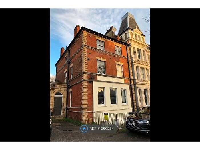 3 Bedroom Flat To Rent In Clapham Road, London, SW9