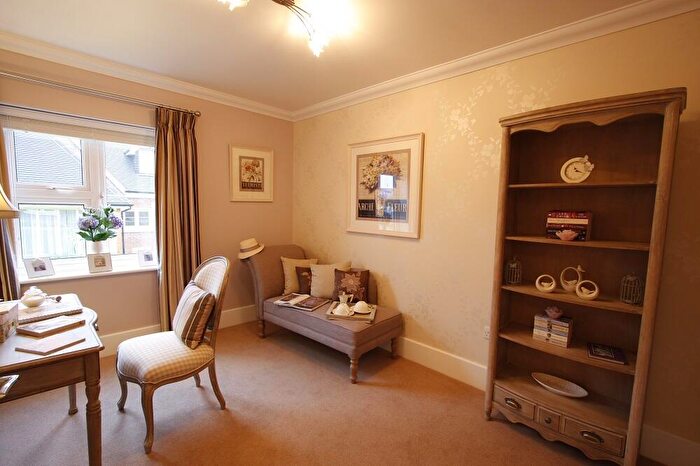 3 Bedroom Retirement Property For Sale In Durrants Drive Durrants Village, Faygate, West Sussex, RH12