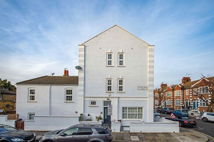 3 Bedroom Flat To Rent In Tamworth Street, Fulham, London, SW6