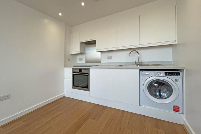 1 Bedroom Flat For Sale In East Street, Epsom, KT17