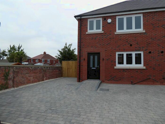 3 Bedroom Semi-Detached House To Rent In Newbold Court, Cleethorpes, DN35