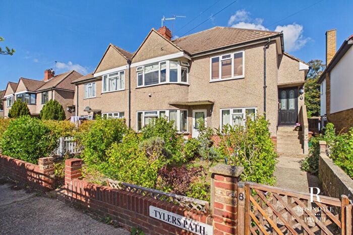2 Bedroom Maisonette For Sale In Tylers Path, Carshalton, SM5