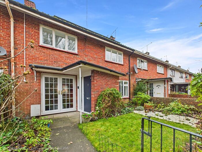 3 Bedroom Terraced House For Sale In Ridgeside, Crawley, RH10