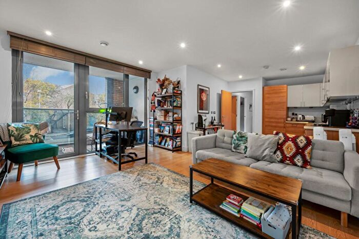 2 Bedroom Flat To Rent In Chamberlain Court, Silwood Street, SE16