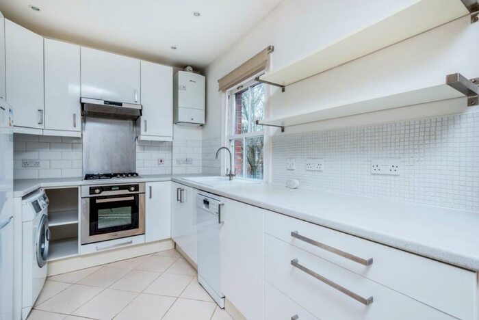 2 Bedroom Flat To Rent In Feltham Avenue, East Molesey, KT8