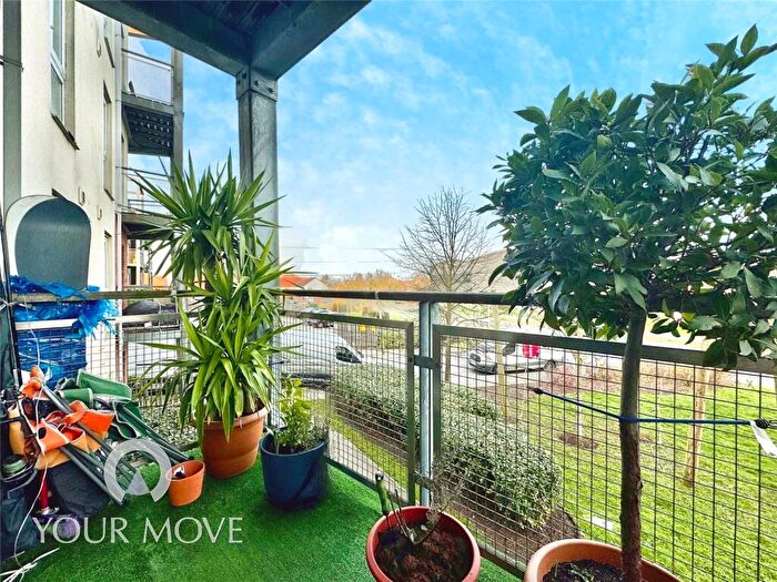 2 Bedroom Flat For Sale In Morris Walk, Dartford, Kent, DA1