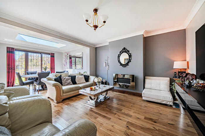 4 Bedroom Bungalow For Sale In Alverstone Avenue, East Barnet, Barnet, Greater London, EN4