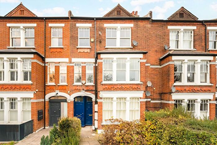 3 Bedroom Flat For Sale In Clapham Common North Side, London, SW4