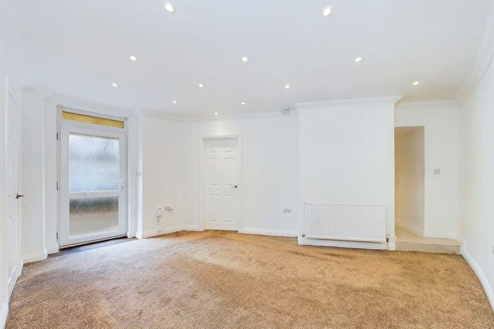 2 Bedroom Flat For Sale In Chatsworth Road, Torquay, TQ1