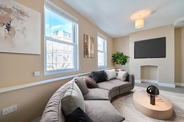 3 Bedroom Flat For Sale In North End Road, Fulham, London, SW6