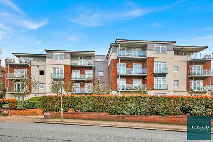 3 Bedroom Apartment For Sale In Hendon Lane, Finchley, N3