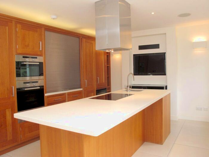 3 Bedroom Flat To Rent In Portland Terrace, The Green, Richmond, TW9