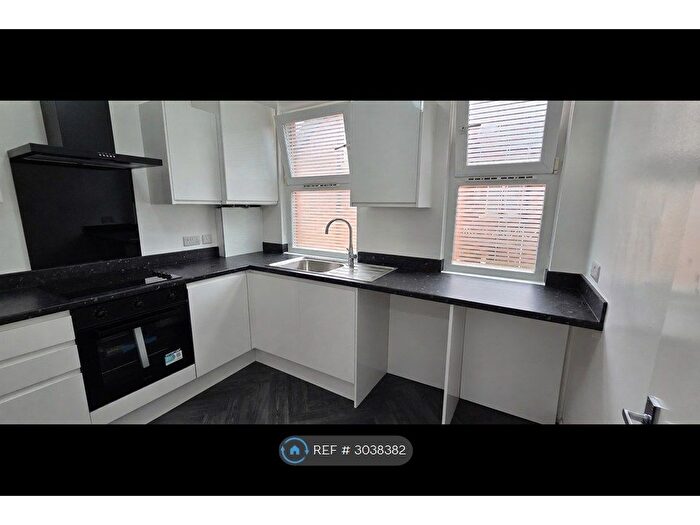 2 Bedroom Flat To Rent In Seymour Grove, Manchester, M16