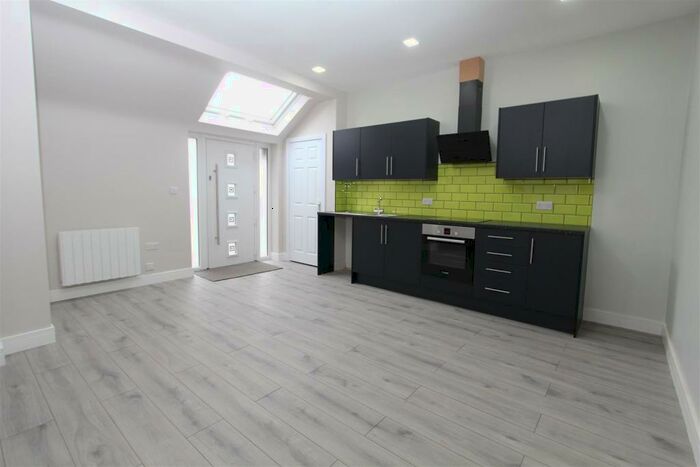 3 Bedroom House To Rent In Street Lane, Roundhay, LS17