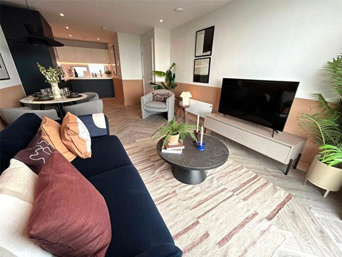 3 Bedroom Flat To Rent In Coverdale Road, London, W12