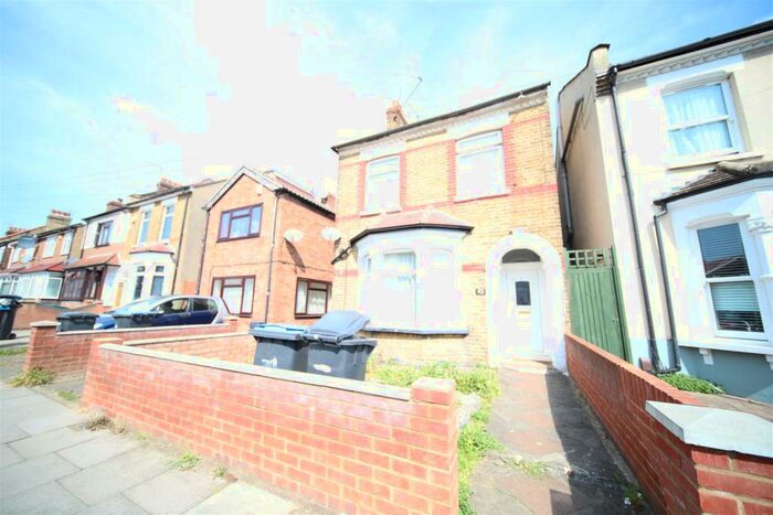 3 Bedroom Flat To Rent In Park Road, Enfield, EN3