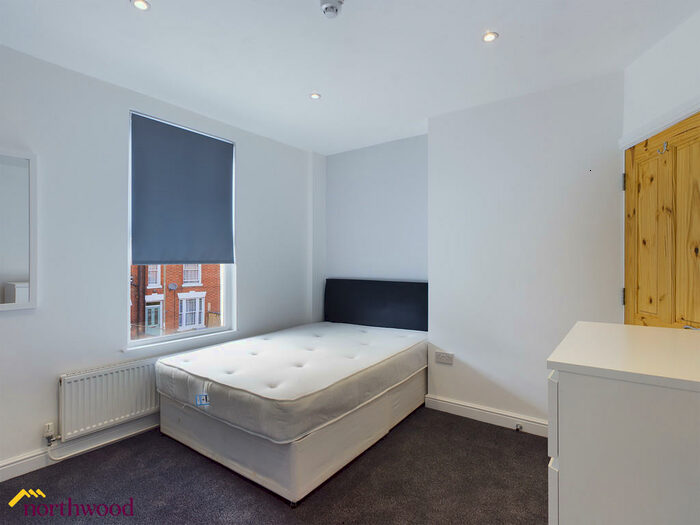 1 Bedroom Apartment To Rent In Room West Street En-Suite, OX16
