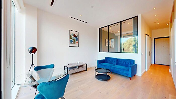 1 Bedroom Flat To Rent In Great West Road, Brentford, TW8