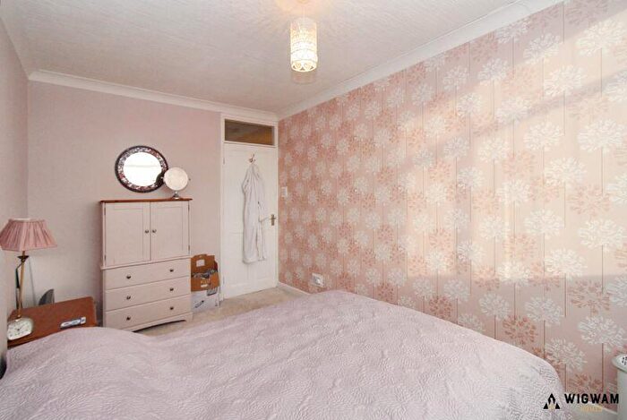 2 Bedroom Flat For Sale In Compass Road, Hull, HU6