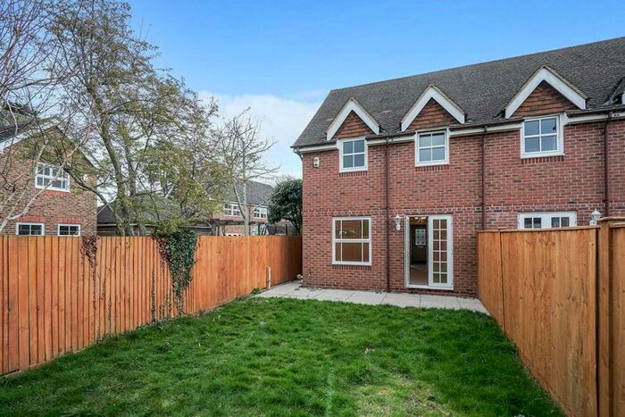 3 Bedroom House To Rent In Kenny Drive, Carshalton, SM5