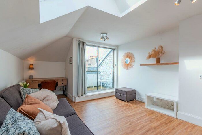 1 Bedroom Flat To Rent In L &#; Bothwell House, Edinburgh, EH7